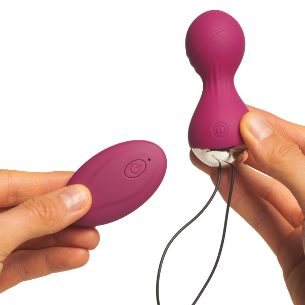 Sinful Ultimate Kegel Pink Geishakuulasetti Kiihotinkuulalla Kuva tuotteesta kädessä 50