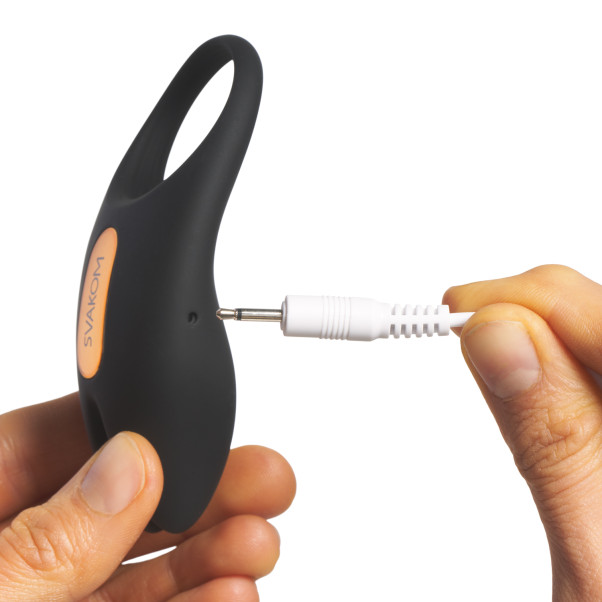 Svakom Winni 2 Kauko-ohjattava Penisrengas Kuva tuotteesta kädessä 52