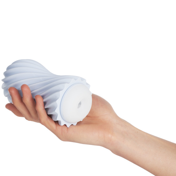 TENGA Flex Bubbly Blue Masturbaattori Kuva tuotteesta kädessä 50