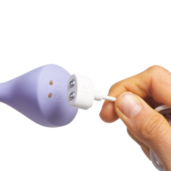 Satisfyer Sweet Seal Värisevä Anustappi Kuva tuotteesta kädessä 51