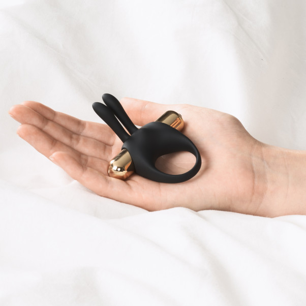 Sinful Gold Power Kauko-ohjattava Rabbit-penisrengas Bullet-vibraattorilla Kuva tuotteesta kädessä 50