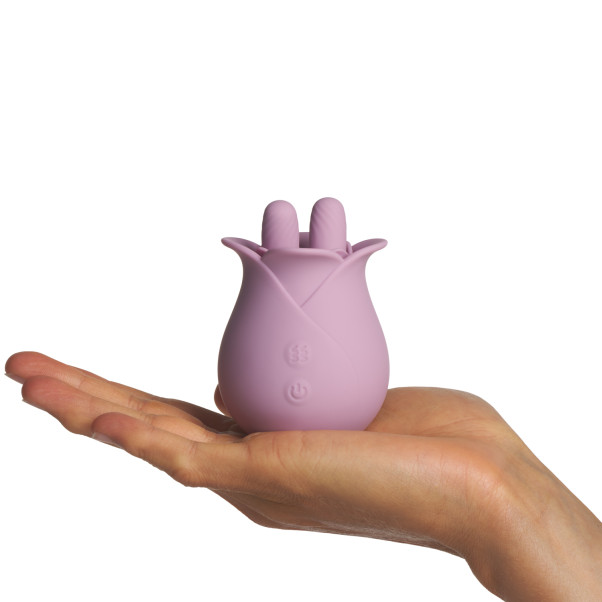 Amaysin Two Fingers Rose Klitorisvibraattori Kuva tuotteesta kädessä 50