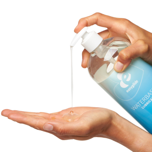 EasyGlide Vesipohjainen Liukuvoide 1000 ml Kuva tuotteesta kädessä 51