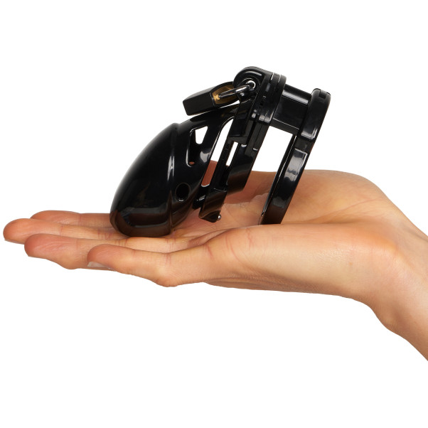 Vice Chastity Cage Musta Siveysvyö Kuva tuotteesta kädessä 50