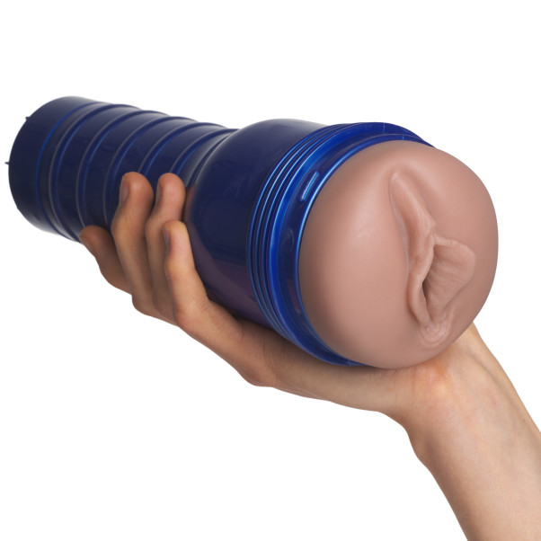 Fleshlight Boost Bang Light Masturbaattori Kuva tuotteesta kädessä 50