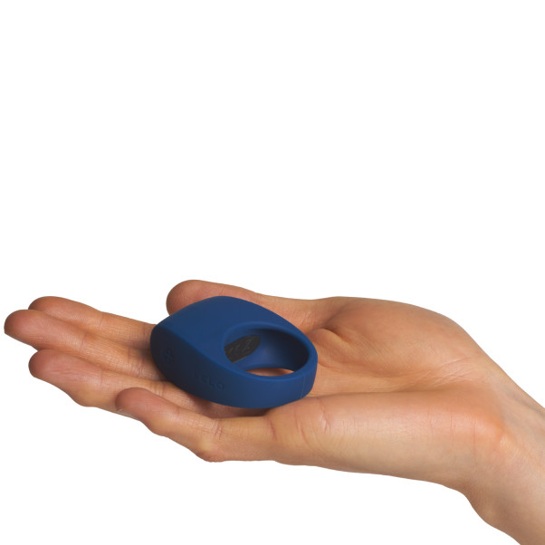 LELO Tor 3 Värisevä Penisrengas Pareille Kuva tuotteesta kädessä 50