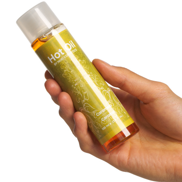 NUEI Tuoksuva Lämmittävä Hierontaöljy Kuva tuotteesta kädessä 50