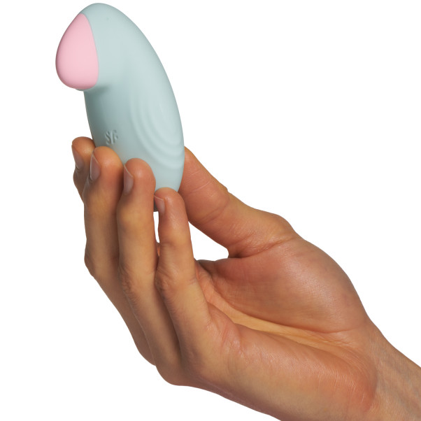 Satisfyer Tropical Tip Klitorisvibraattori Kuva tuotteesta kädessä 50