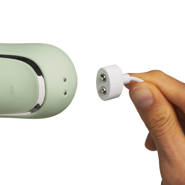 Satisfyer Pro to Go 2 Paineaaltokiihotin Kuva tuotteesta kädessä 51