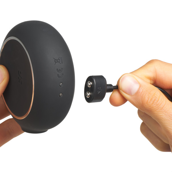 Satisfyer Pro to Go 3 Paineaaltokiihotin Kuva tuotteesta kädessä 51