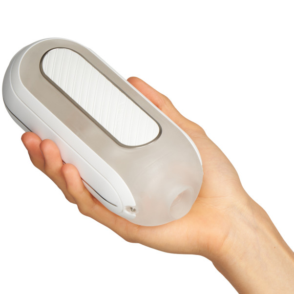 TENGA Flip Zero Gravity EV Masturbaattori Kuva tuotteesta kädessä 50