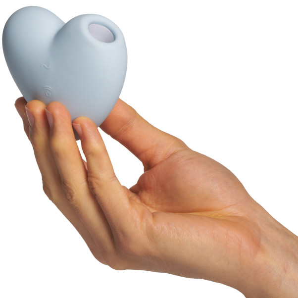 Satisfyer Cutie Heart Sininen Paineaaltokiihotin Kuva tuotteesta kädessä 50