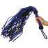 Strict Leather Blue Suede Flogger-piiska 90 cm Kuva tuotteesta kädessä 50