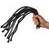 Sex & Mischief Shadow Rope Flogger-piiska 50,5 cm Kuva tuotteesta kädessä 50