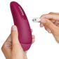 Satisfyer Curvy 1+ Sovelluksella Ohjattava Paineaaltokiihotin tuote kädessä 51
