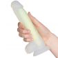 Baseks Glow in the Dark Keltainen Dildo 21,5 cm Kuva tuotteesta kädessä 50