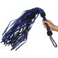Strict Leather Blue Suede Flogger-piiska 90 cm Kuva tuotteesta kädessä 50