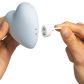 Satisfyer Cutie Heart Sininen Paineaaltokiihotin Kuva tuotteesta kädessä 51